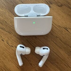 iPod Pro 1st Generation Wireless White Earbuds with Charging Case